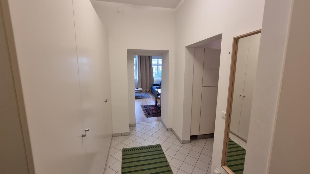 Sunny Apartment Next To Metro 1Br Viena Exterior foto